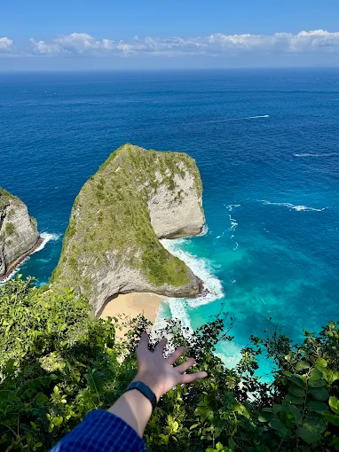 Kelingking cliff and turquoise bay in Nusa Penida, Bali